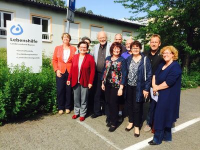 Christa Naaß mit der SPD-Bezirkstagsfraktion und Vertretern der Lebenshilfe