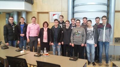 Alexander Höhn (3. von links) und Christa Naaß mit den Windsbacher Schülern