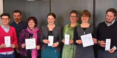 Christa Naaß mit den Projektteilnehmern; Foto: Schaller