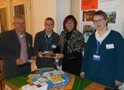 Der Infostand der ELJ mit Christa Naaß