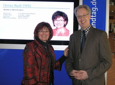 Christa Naaß mit Gerd Rößler, Bürgermeister von Gebsattel, vor einer der Schautafeln