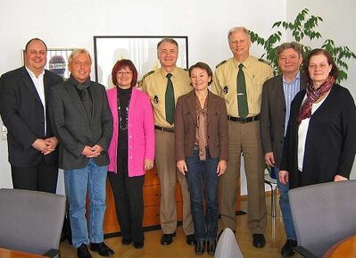 MdL Christa Naaß (3. v. li.) mit Polizeivizepräsident Roman Fertinger und Polizeipräsident Johann Rast.
