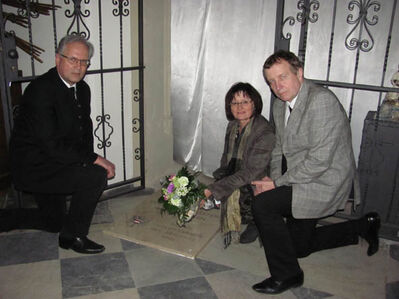 Zum Gedenken an die Opfer der Vertreibung legte Christa Naaß,Generalsekretärin d. Sudetendeutschen Rates, Blumen nieder