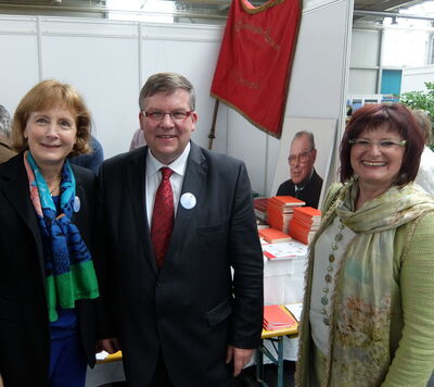 Christa Naaß, Hildegard Kronawitter und Volkmar Halbleib besuchten den Stand der Seliger-Gemeinde