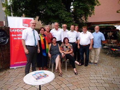 Elke Zahl und Christa Naaß (sitzend) mit ihren Bezirkstagskollegen und weiteren Gästen aus der Politik