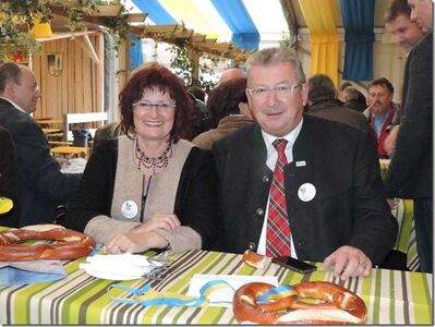 Christa Naaß und Landrat Gerhard Wägemann bei der Kirchweiheröffnung 2014