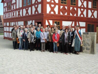 Christa Naaß mit der Besuchergruppe vor dem Büttnerhaus aus Wipfeld