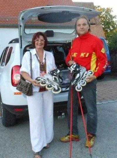 Roland Böhm zeigt der Schirmherrin Christa Naaß seine Ausrüstung.