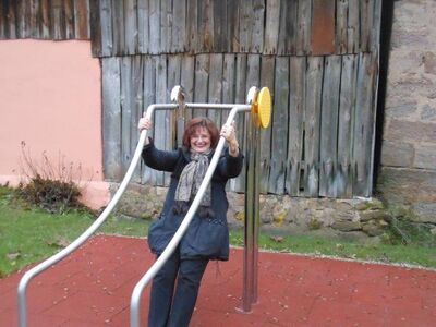 Christa Naaß probiert die Geräte selbst aus