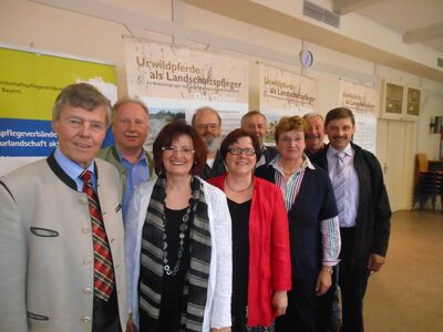 Christa Naaß und Gisela Niclas mit der neugewählten Vorstandschaft