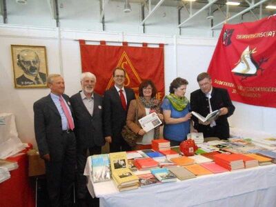 Christa Naaß zusammen mit Markus Rinderspacher (Mitte) und Volkmar Halbleib (rechts) am Stand der Seliger-Gemeinde