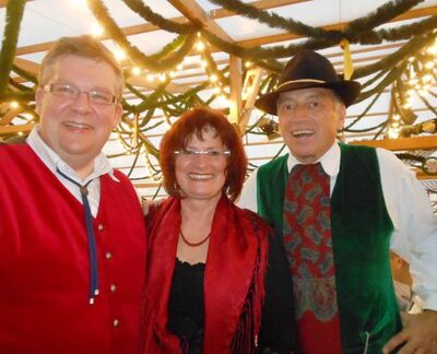 Christa Naaß mit Volkmar Halbleib (links) und Hans-Ulrich Moll auf der "Oiden Wiesn"