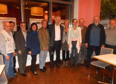 Christa Naaß mit Vorsitzendem Stefan Schuster (5. von links)