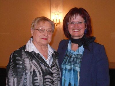 Christa Naaß gratuliert der Ansbacher Stadträtin Elvira Frauenschläger zur 25jährigen Mitgliedschaft