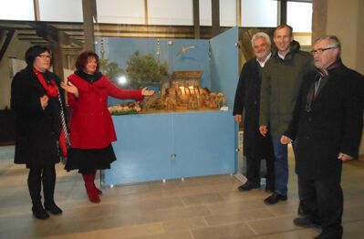 Christa Naaß mit Frau Dr. Thurnwald, Bezirksrat Walter Schnell, Bgm. Kisch und Manfred Lukasch, Vors. d. Krippenfreunde