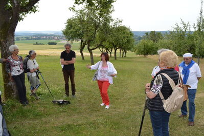 Foto Peter Tippl: Christa Naaß begrüßt die Gruppe aus Nürnberg. Weitere Bilder in der Bildergalerie.