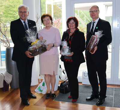 Geschenkübergabe - v. li. n. re.: Richard Bartsch, Hanna Zych-Cison, Christa Naaß, Helmut Navratil