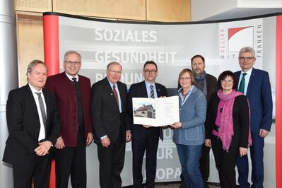 Christa Naaß gratuliert zum Sonderpreis für das Backhaus in Bergen