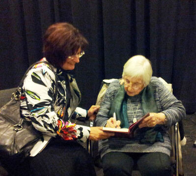 Christa Naaß mit Ester Bejarano