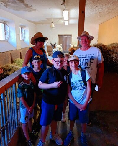 Stadträtin Martina Arnusch-Haselwarter und Bernd Wegmann mit den begeisterten Kindern.