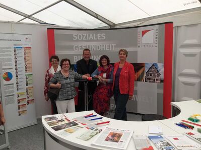 Elke Zahl, Gisela Niclas, Ronald Reichenberg, Christa Naaß und Amely Weiß am Stand des Bezirks Mittelfranken