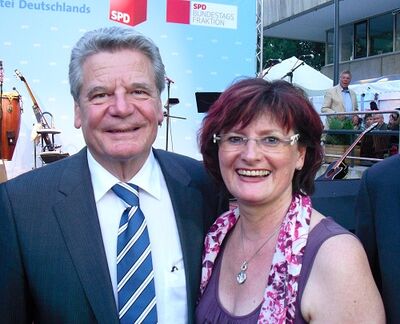 Christa Naaß, Wahlfrau der Bundesversammlung am 30. Juni 2010, beim Parteiabend mit Joachim Gauck
