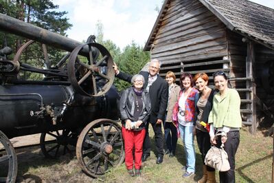 Christa Naaß und Richard Bartsch mit der Museumsleiterin (links) und Pauline Pacholec (3.v.links)