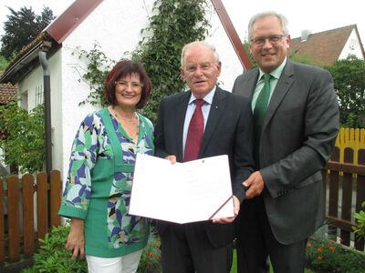 Christa Naaß und Richard Bartsch überreichten die Dankesurkunde an Fritz Körber