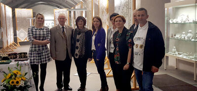 Christa Naaß zusammen mit Edmund Szymikowski (2. von links) und der Delegation aus Pommern