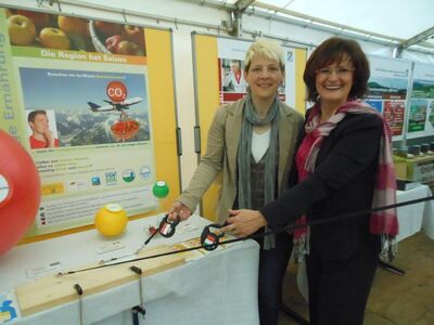 Christa Naaß und Anette Pappler informieren sich