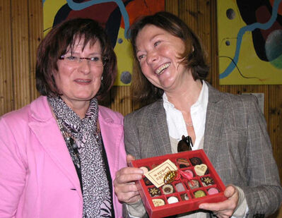 Christa Naaß bedankt sich bei Margit Wild mit handgemachten Pralinen aus der Region