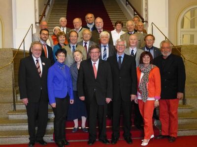 Christa Naaß mit dem BdV-Landesvorsitzenden Christian Knauer,seiner Vorstandschaft und dem SPD-Vertriebenenbeirat