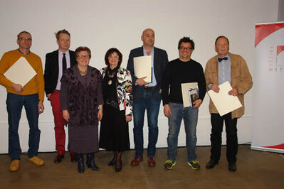 Christa Naaß und Gisela Niclas, Fraktionsvorsitzende im Bezirkstag, gratulierten den Ausgezeichneten aus Erlangen