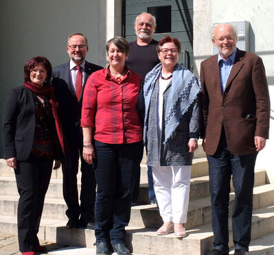 Die SPD-Fraktion im Bezirkstag vor dem Kulturzentrum Forsthaus in Treuchtlingen