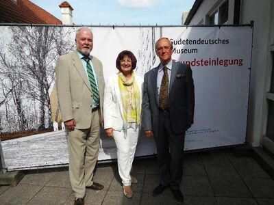 Christa Naaß mit den beiden Bundesvorsitzenden der Seliger-Gemeinde Albrecht Schläger (links) und Helmut Eikam (rechts)