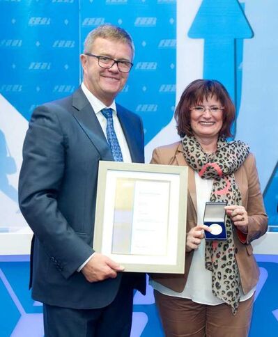 Rolf Habermann überreicht Christa Naaß Ehrenurkunde und Goldene Ehrenmedaille (weitere Bilder siehe Bildergalerie)