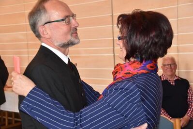 Christa Naaß gratuliert Werner Baum (Foto: Brigitte Dorr, Wochenzeitung)