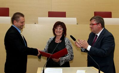 Christa Naaß und Volkmar Halbleib gratulieren Harald Schlapansky
