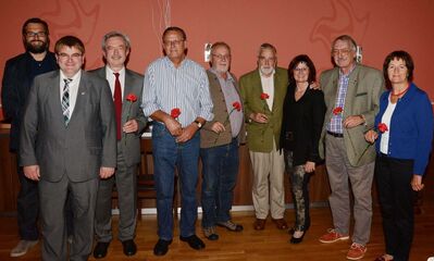 Christa Naaß und MdL Harry Scheuenstuhl (links) mit den Geehrten